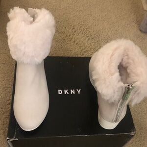 DKNY Abri-Wedge Ankle B Boots Shoes Micro White Faux Leather & Fur Women’s 6